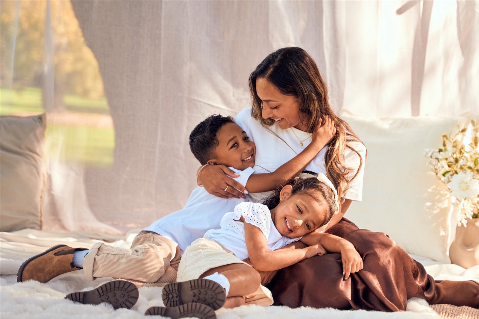 Mum and her kids on a picnic rug, outdoor mini session